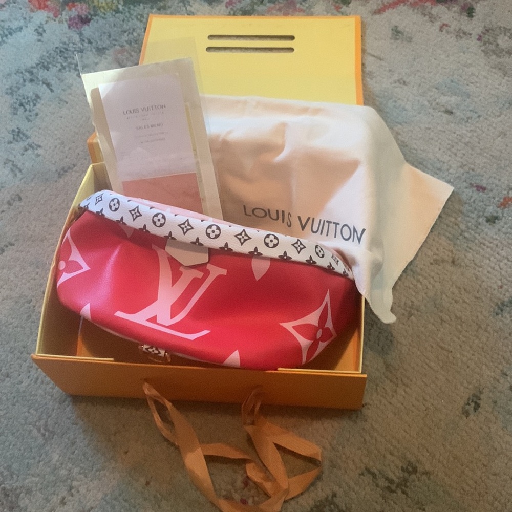 Louis Vuitton Authentic Giant Bumbag